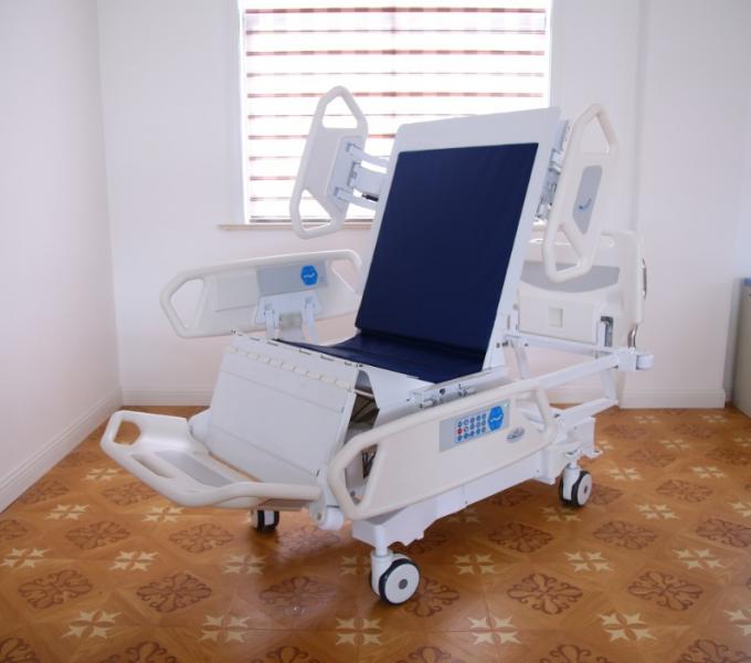 Remote Control Hospital Electric Beds , Large Size Hospital Emergency Bed